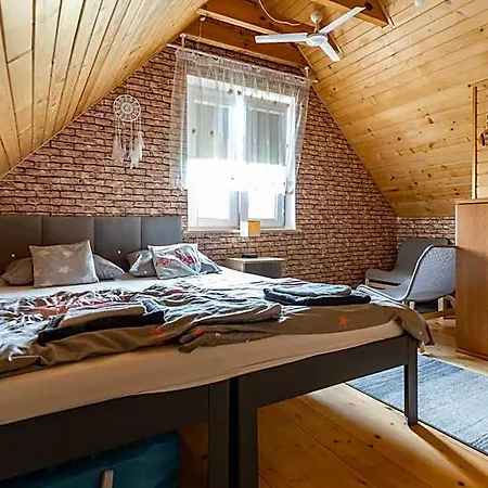 Victoria Z Wiejskim Lodge *